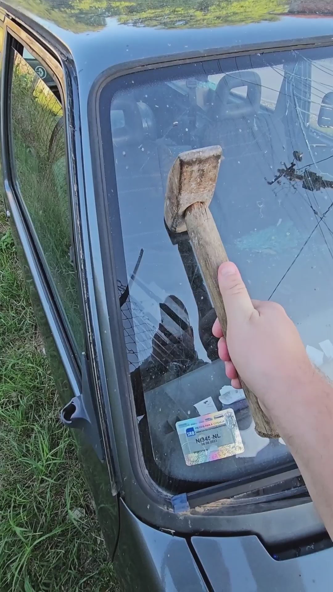 Olvídate de cambiar de gafas — se oscurecen automáticamente bajo el sol.